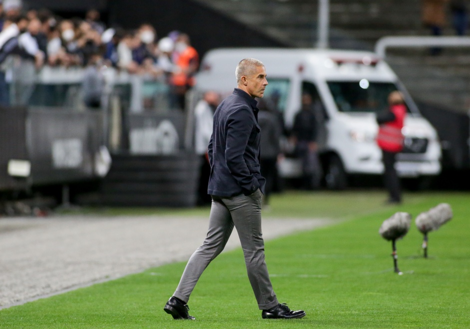 Sylvinho durante o confronto entre Corinthians e Bahia na Neo Química Arena