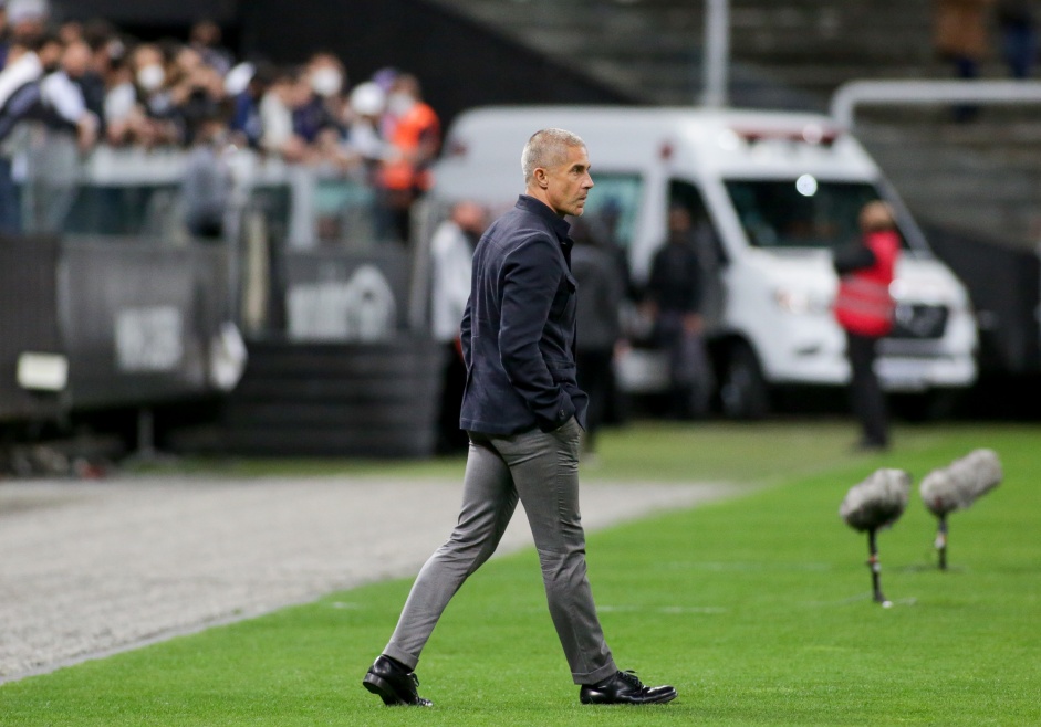 Sylvinho durante o confronto entre Corinthians e Bahia na Neo Qumica Arena