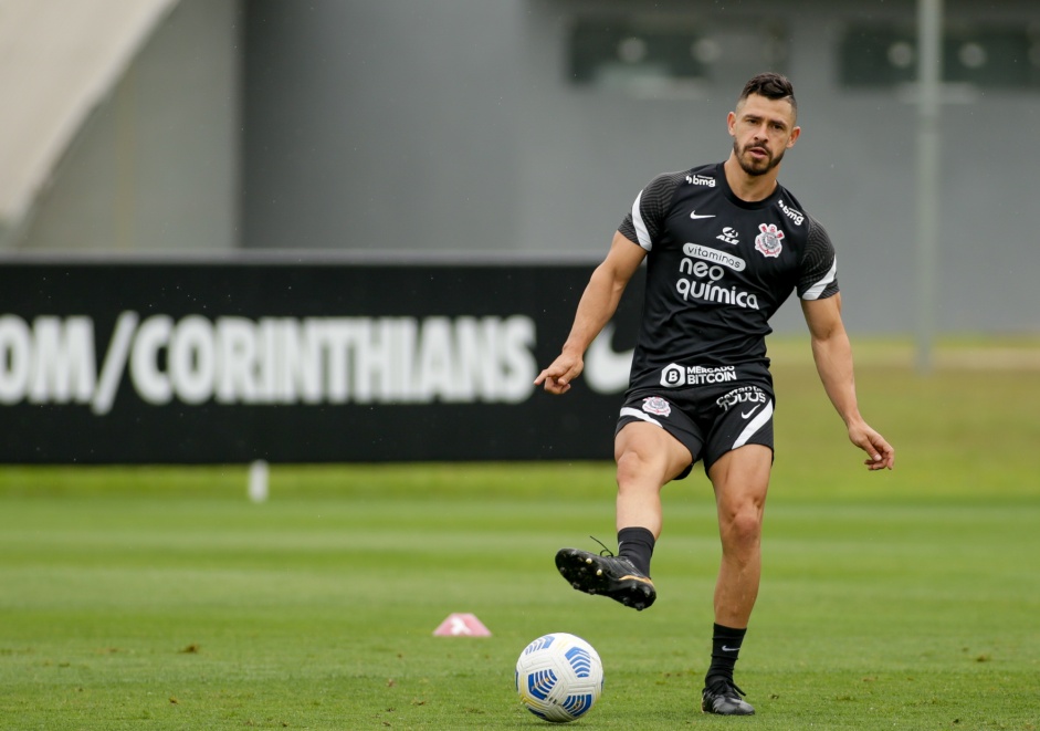 Giuliano durante penúltimo treino antes do confronto contra o Sport