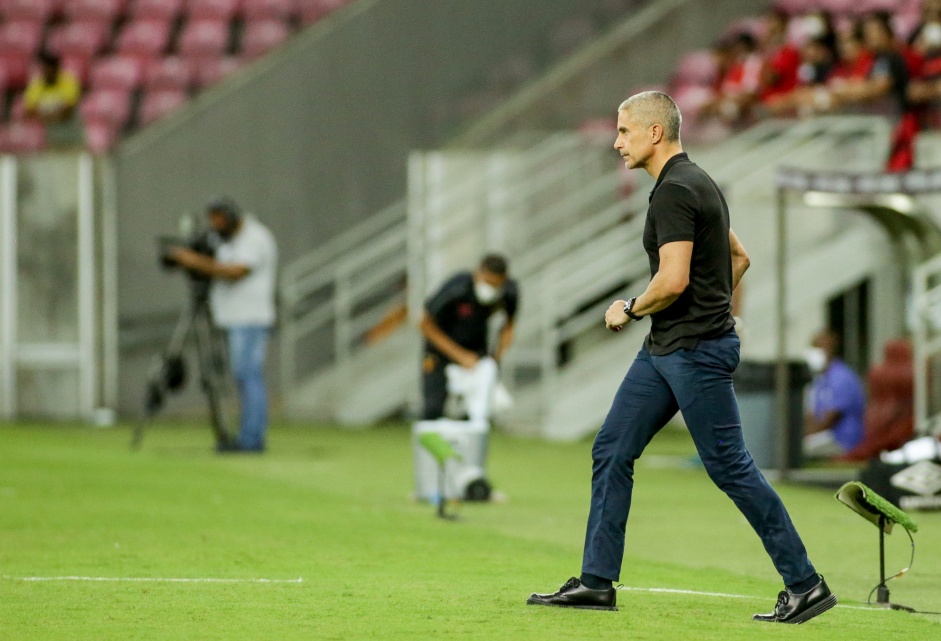 Sylvinho durante confronto entre Sport e Corinthians