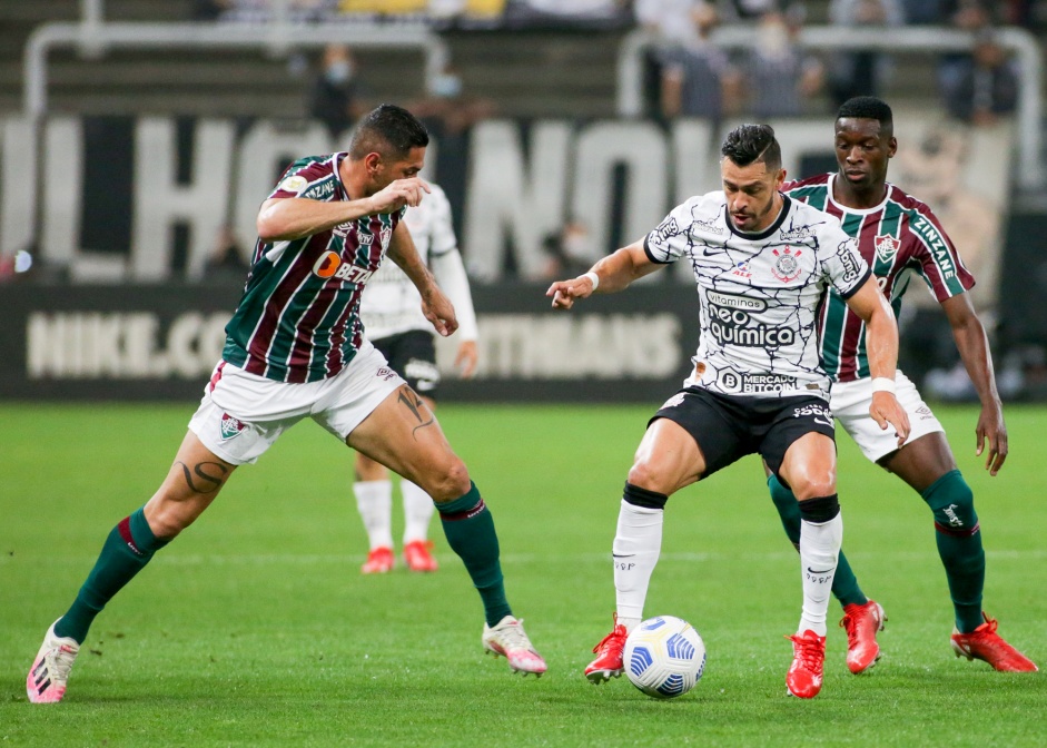 Giuliano durante partida entre Corinthians e Fluminense