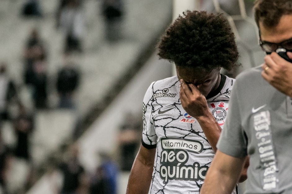 Willian foi substitudo aos oito minutos do primeiro tempo entre Corinthians e Fluminense