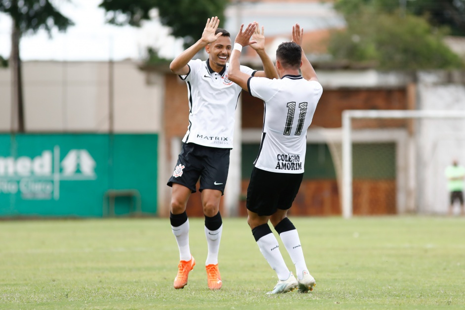 Lucas Belezi e Giovane durante partida contra o Velo Clube pelo Paulista Sub-20