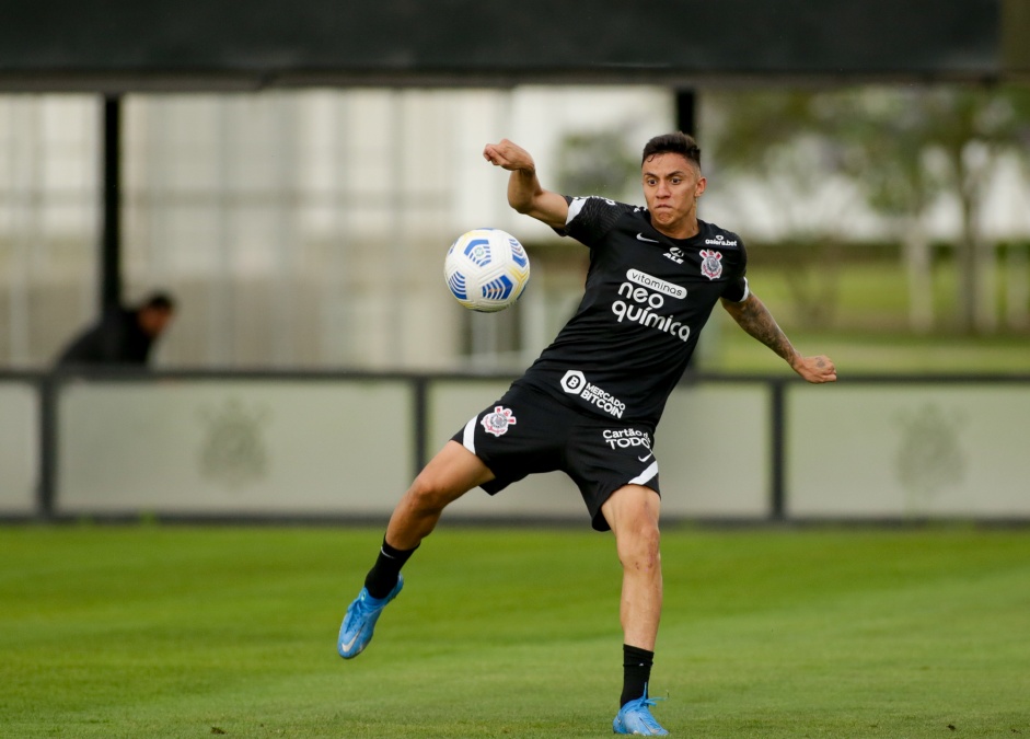 Gustavo Mantuan vem treinando bem, de acordo com Sylvinho, treinador do Corinthians
