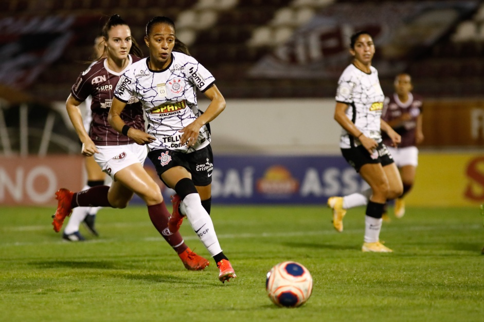 Adriana durante partida entre Corinthians e Ferroviária pela semifinal do Paulista Feminino