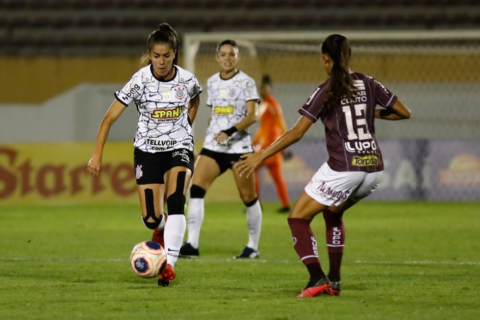 Jheniffer durante partida entre Corinthians e Ferroviria pela semifinal do Paulista Feminino