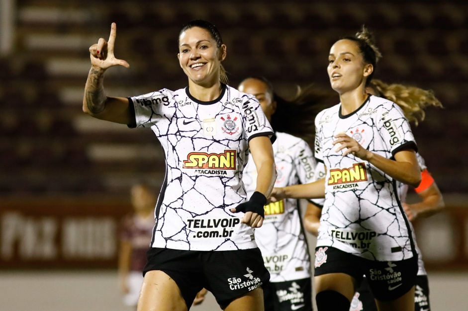 Zanotti e Portilho comemorando o gol sobre a Ferroviria, pelo Paulista Feminino