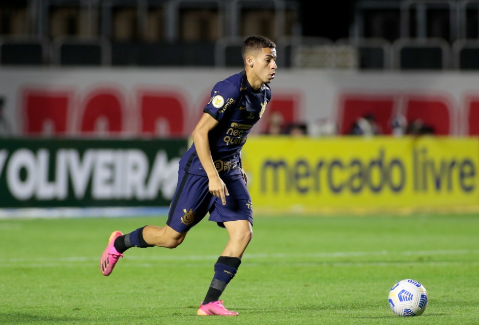Para Sylvinho, Gabriel Pereira apresenta um melhor desempenho pelo lado direito do campo
