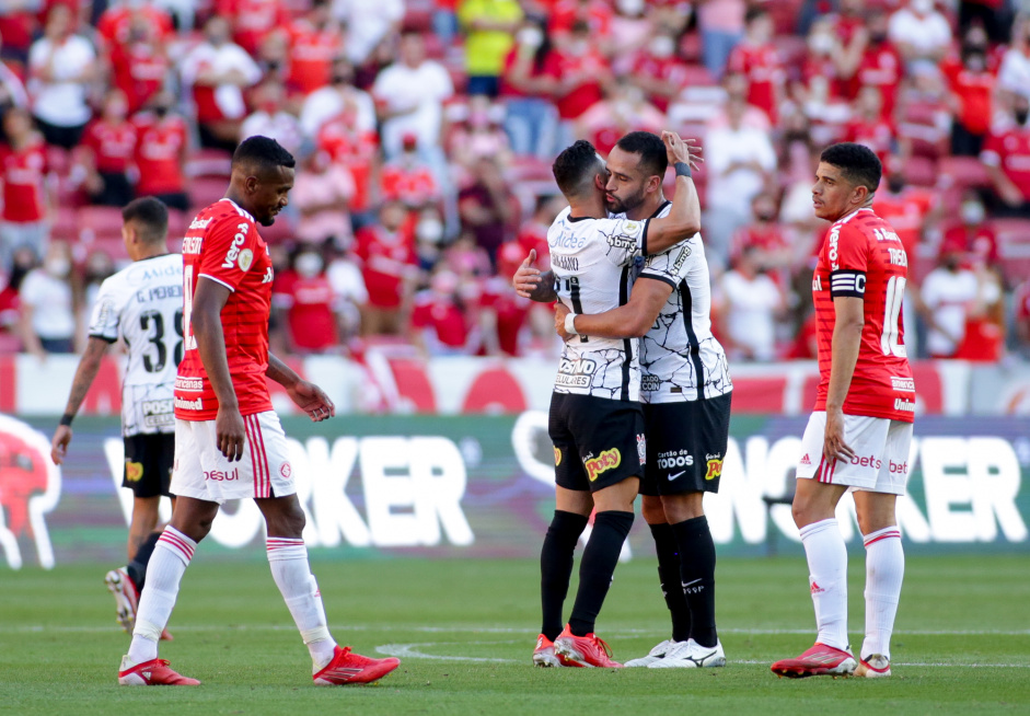 Giuliano comemora seu gol com Renato Augusto, no jogo entre Corinthians e Internacional