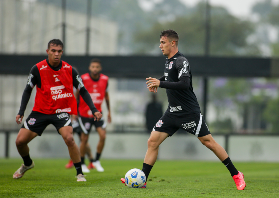 Lucas Piton durante treino do Corinthians no CT Dr. Joaquim Grava