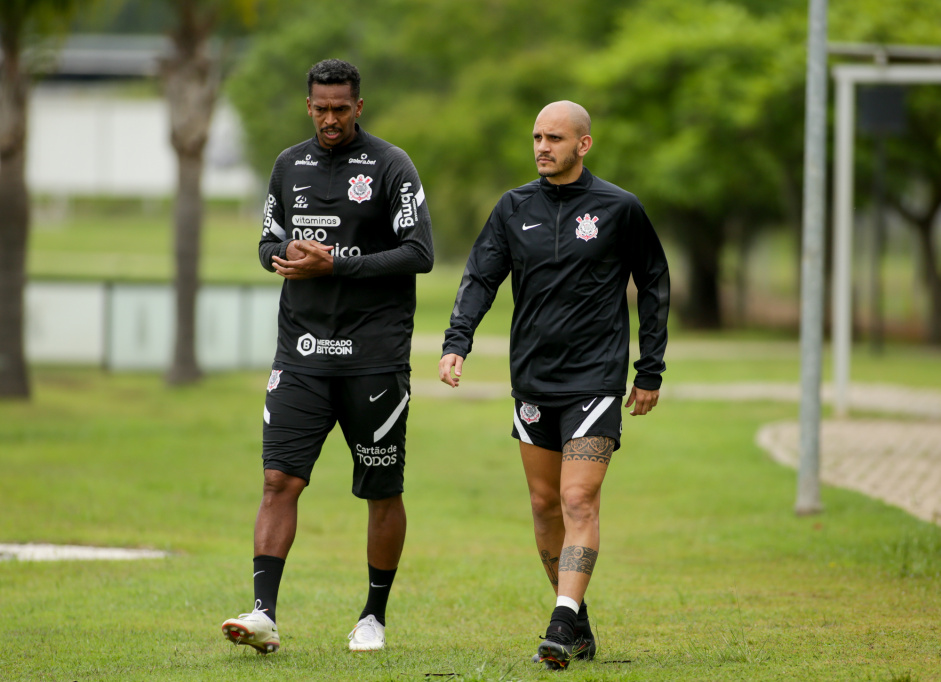 J e Fbio Santos durante mais um dia de atividades no CT do Corinthians