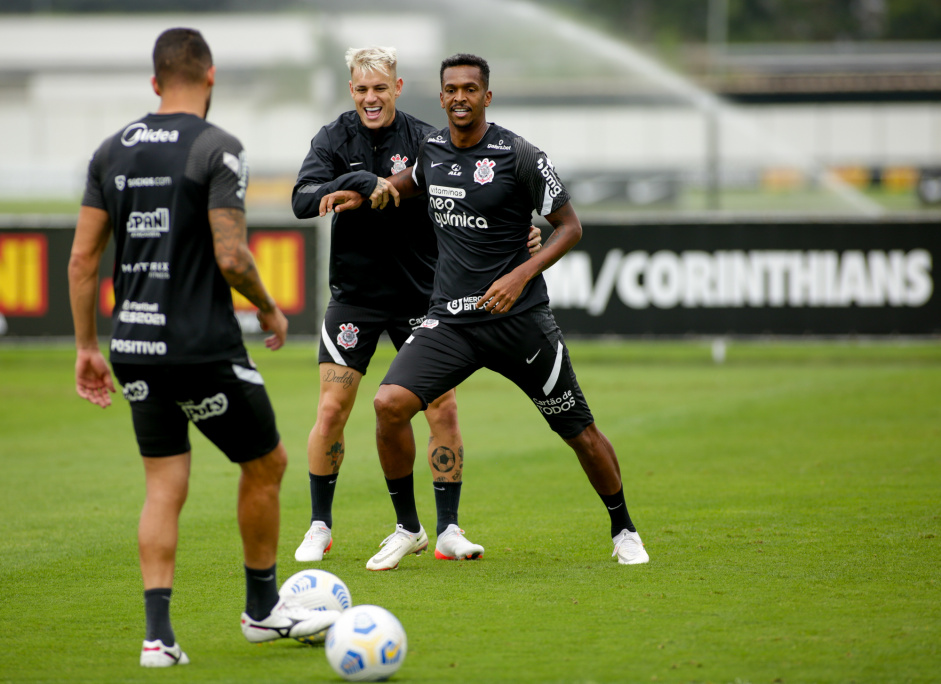 Róger Guedes ou Jô? Em funções diferentes, jogadores lutam por posição no Corinthians