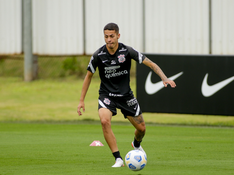 Jovem Gabriel Pereira no treino do Corinthians, que acontece no CT Joaquim Grava