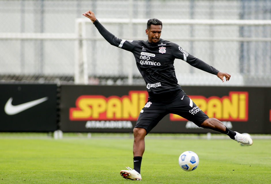 Atacante J focado durante treinamento no CT do Corinthians