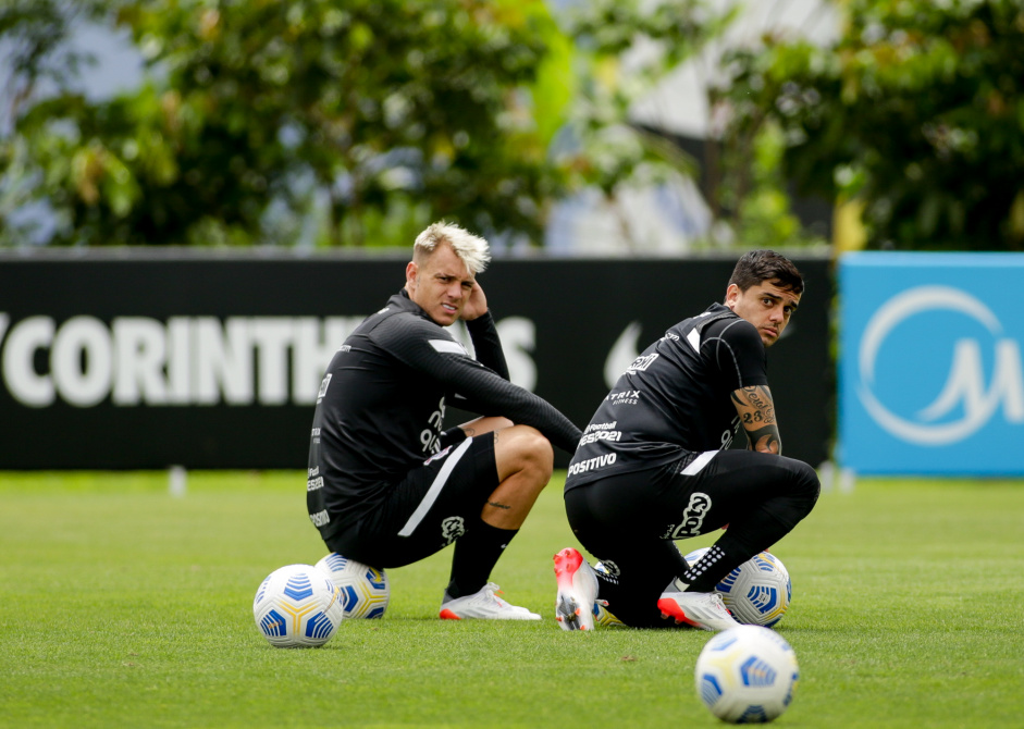 Guedes e Fagner focados durante treinamento no CT do Corinthians