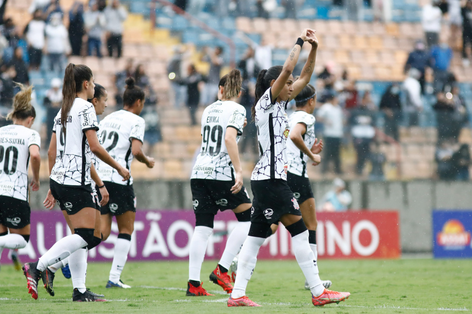 Jogadoras comemorando gol contra a Ferroviria, pela semifinal do Paulista Feminino