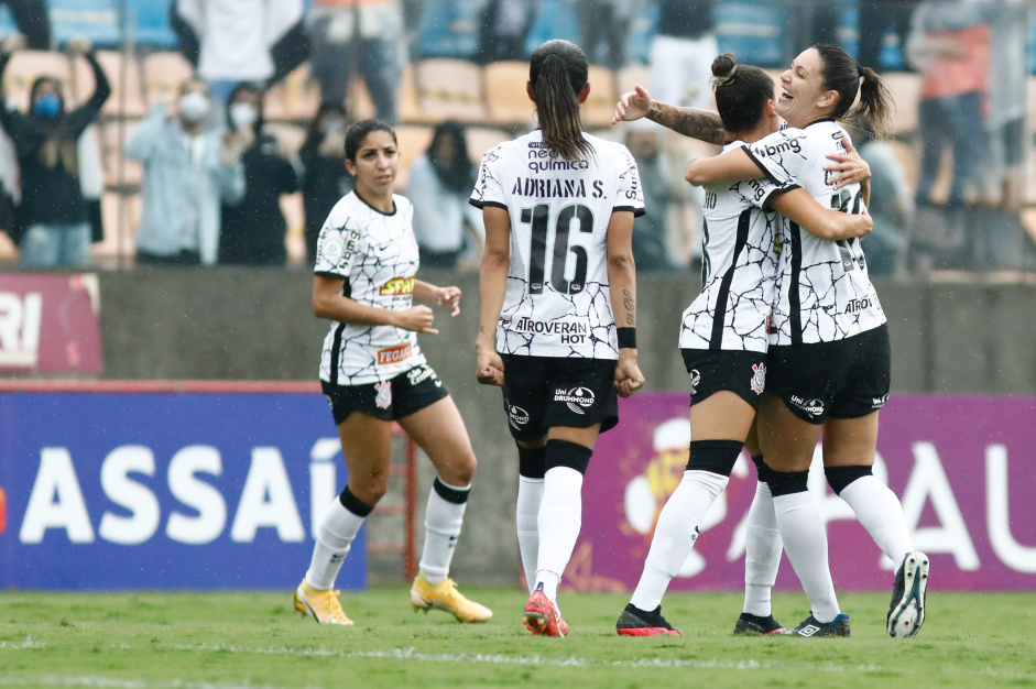 Jogadoras comemorando gol contra a Ferroviria, pela semifinal do Paulista