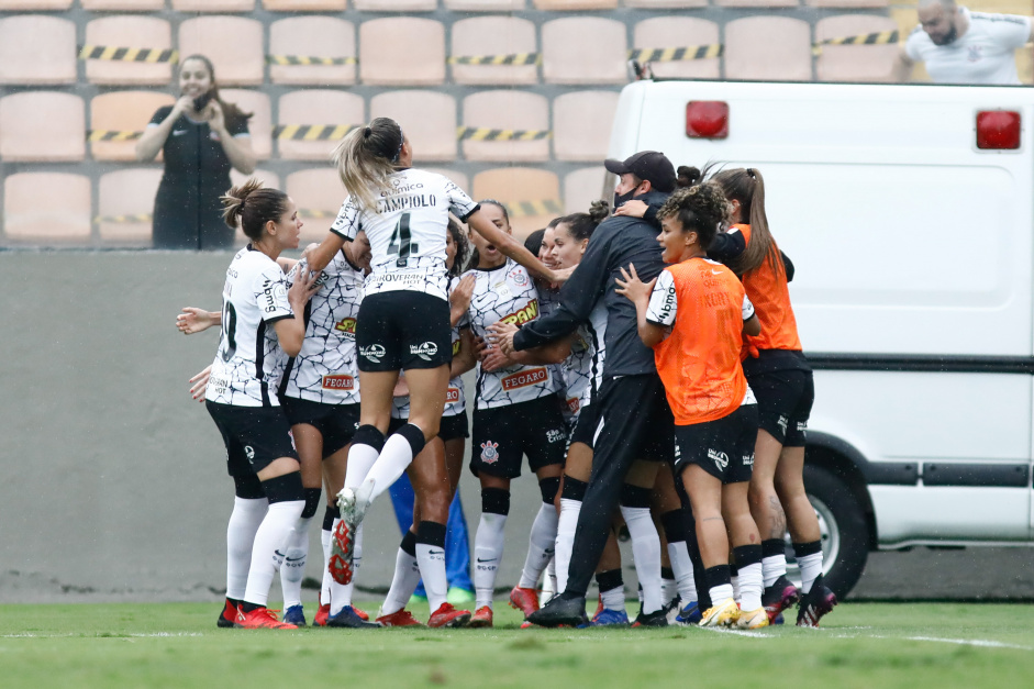 Jogadoras do Corinthians comemorando gol contra a Ferroviria, pela semifinal do Paulista
