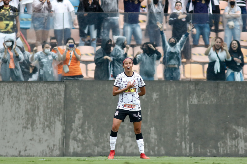 Vic comemorando seu gol contra a Ferroviria, pela semifinal do Paulista Feminino