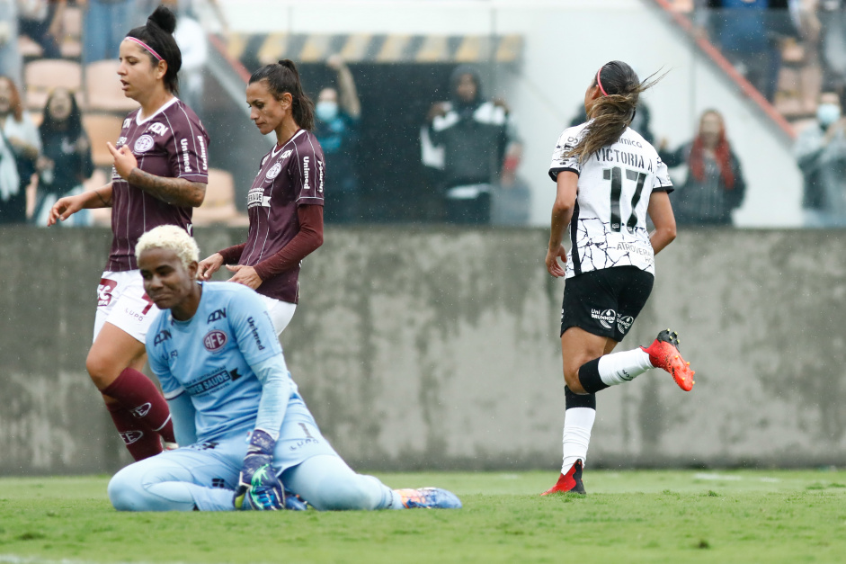 Victria comemorando gol contra a Ferroviria, pelo Paulisto Feminino