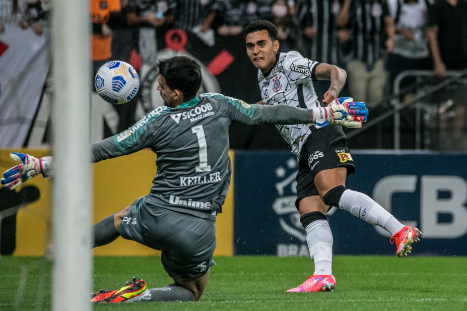 Du Queiroz atuando na partida entre Corinthians e Chapecoense na Neo Qumica Arena