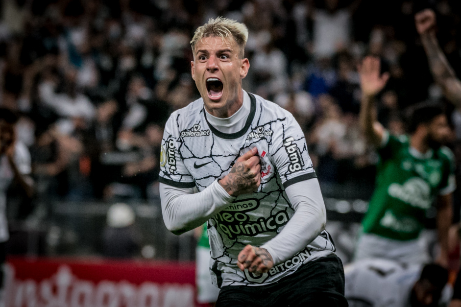 Róger Guedes foi o autor do gol da vitória do Corinthians sobre a Chapecoense, na Neo Química Arena Róger Guedes foi o autor do gol da vitória do Corinthians sobre a Chapecoense, na Neo Química Arena