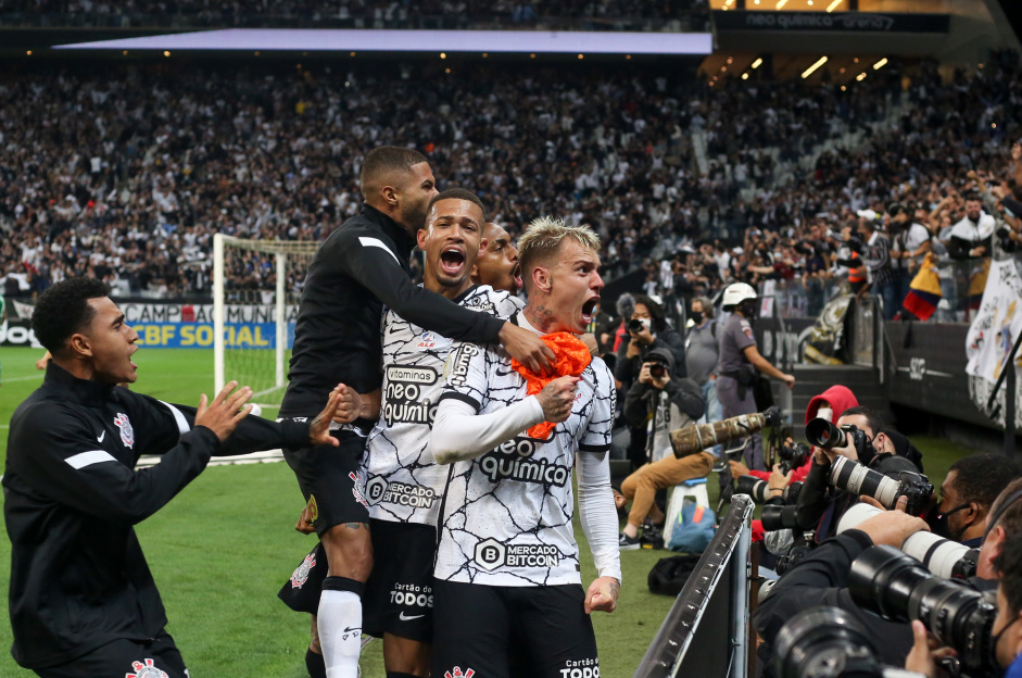 Joo Victor, Rger Guedes e companheiros comemorando o gol do Corinthians contra a Chapecoense