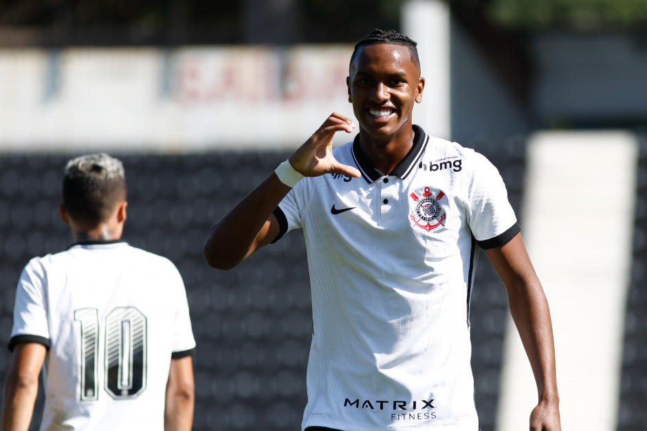 Cau comemorando seu gol na goleada sobre o XV de Ja, pelo Campeonato Paulista Sub-20