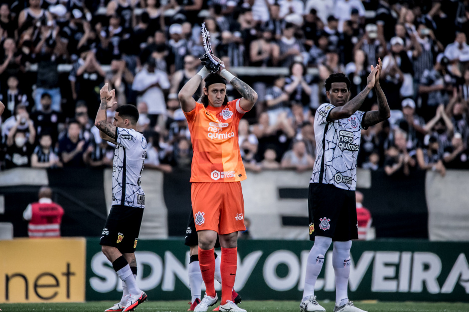 Jogadores do Corinthians agradecem a presena da torcida contra o Fortaleza, no sbado