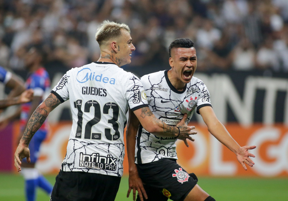 Rger Guedes e Cantillo comemorando gol do Corinthians contra o Fortaleza
