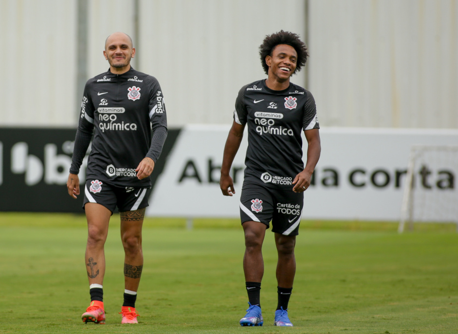 Fbio Santos e Willian no ltimo treino do Corinthians antes do jogo contra o Atltico-MG