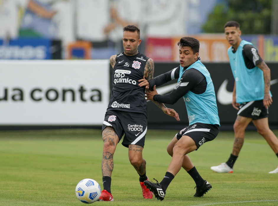 Luan e Roni no ltimo treino do Corinthians antes do jogo contra o Atltico-MG