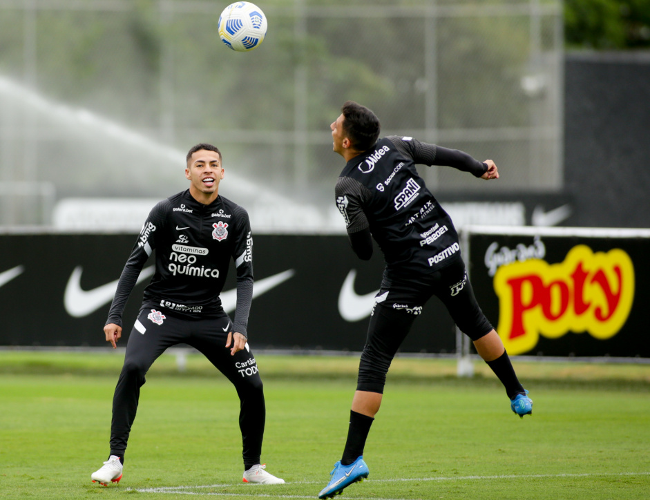 Gabriel Pereira e Mantuan durante ltimo treino do Corinthians antes do jogo contra o Cuiab