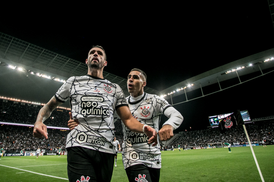 Renato Augusto e Gabriel comemoram gol do camisa 8 contra o Cuiab; depois ele deu uma assistncia para Rger Guede