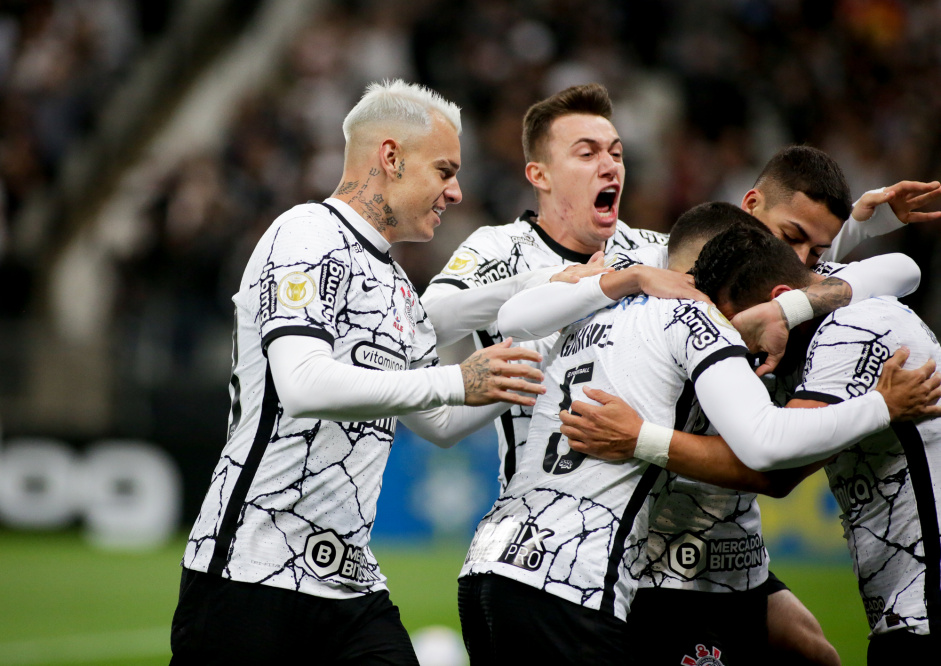 Jogadores do Corinthians comemoram o gol de Giuliano contra o Cuiab