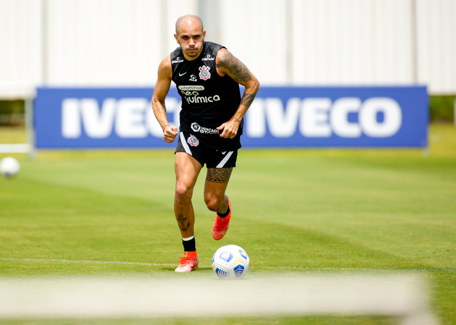 Fbio Santos retoma rotina de treinamentos no CT do Corinthians aps vitria sobre o Cuiab