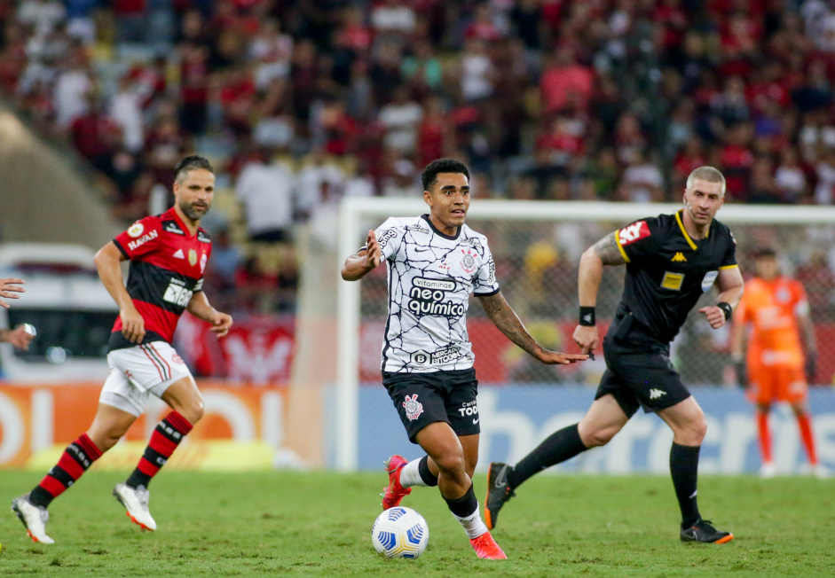 Du Queiroz no jogo entre Corinthians e Flamengo, no Maracan, pelo Brasileiro
