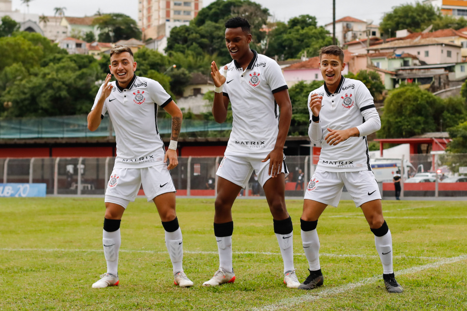 Cau, Ryan e Keven comemorando o gol do Corinthians contra o So Bernardo