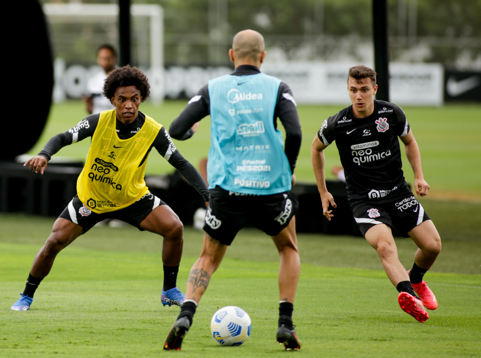 Willian e Piton durante ltimo treino do Corinthians antes do jogo contra o Santos