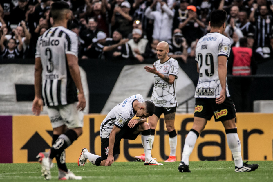Fbio Santos e Gabriel no jogo entre Corinthians e Santos, pelo Campeonato Brasileiro