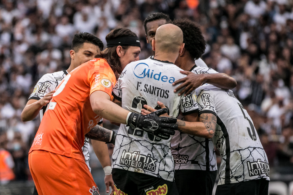 Jogadores no jogo entre Corinthians e Santos, pelo Campeonato Brasileiro