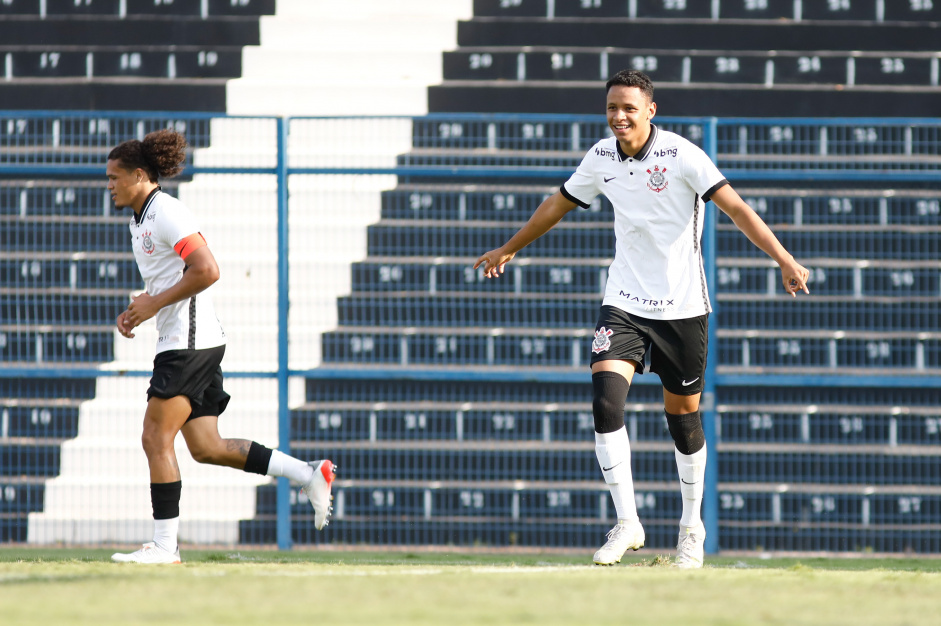 Arthur Sousa comemorando seu gol no jogo entre Corinthians e So Bernardo