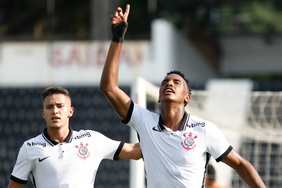 Cau feliz com seu gol no jogo entre Corinthians e So Bernardo