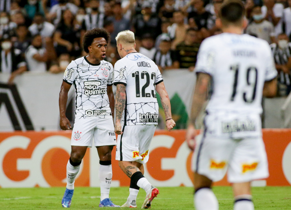 Willian e Rger Guedes durante a partida entre Corinthians e Cear