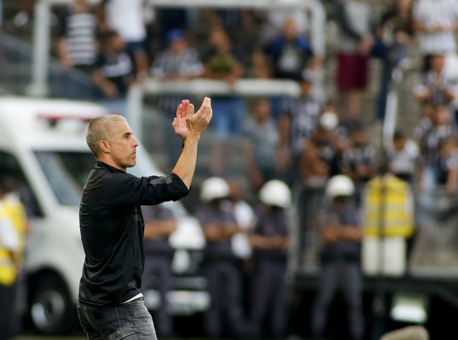 Sylvinho no jogo entre Corinthians e Athletico-PR