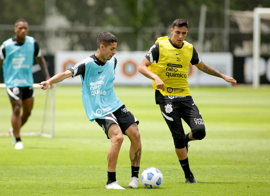 Gabriel Pereira e Mantuan durante treino do Corinthians no CT Joaquim Grava