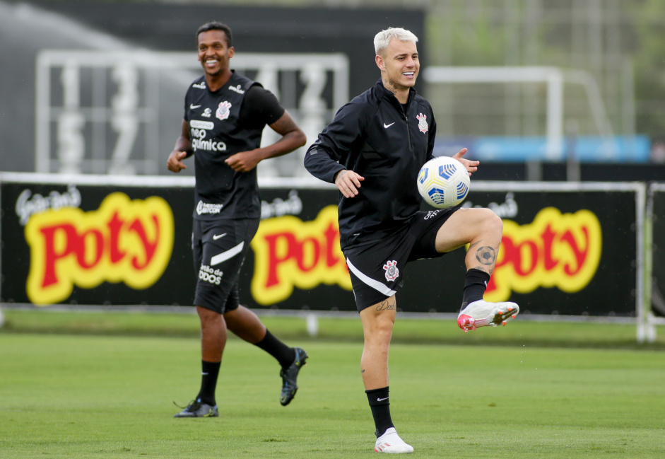 Vítor Pereira explica o motivo de ter trocado Róger Guedes por Jô no jogo contra o Inter