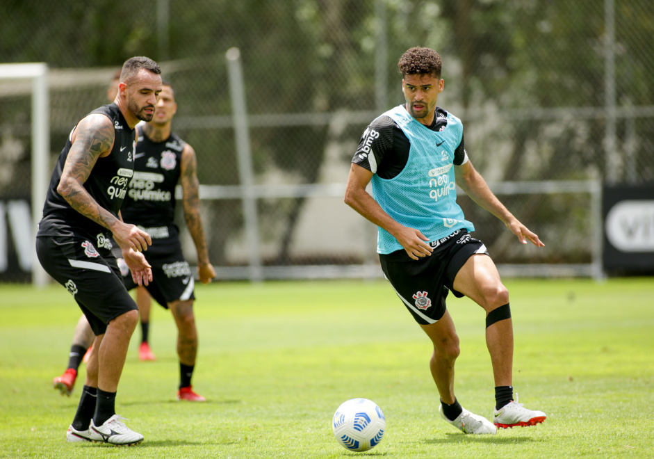 Renato Augusto e Lo Santos no treinamento do Corinthians no CT Joaquim Grava