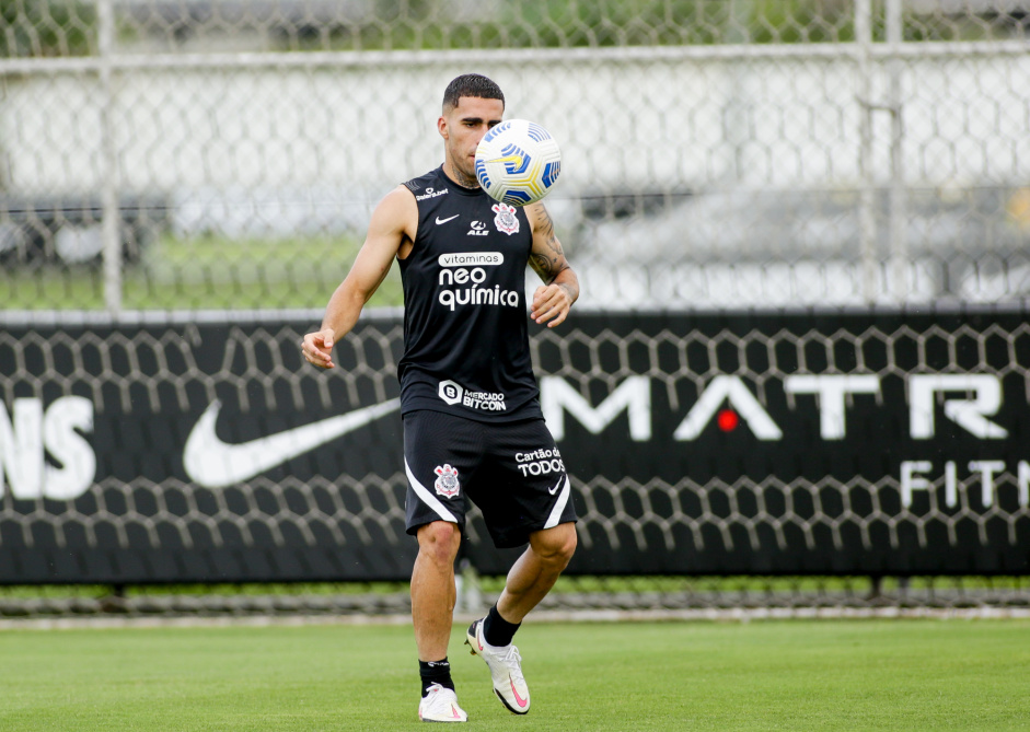 Volante Gabriel durante treino do Corinthians no CT Joaquim Grava