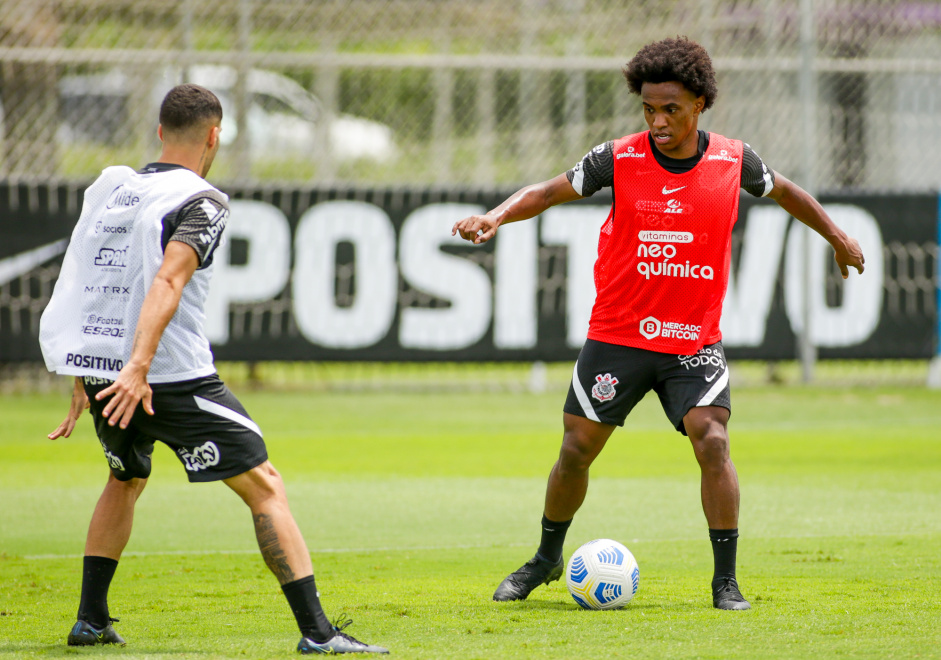 Willian em mais um dia de atividades no CT do Corinthians, Dr. Joaquim Grava